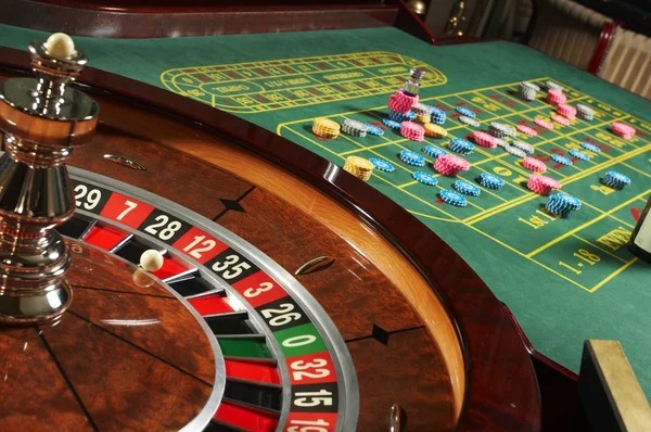Push Gaming Dragon Tiger live table with dealer and chat interface
